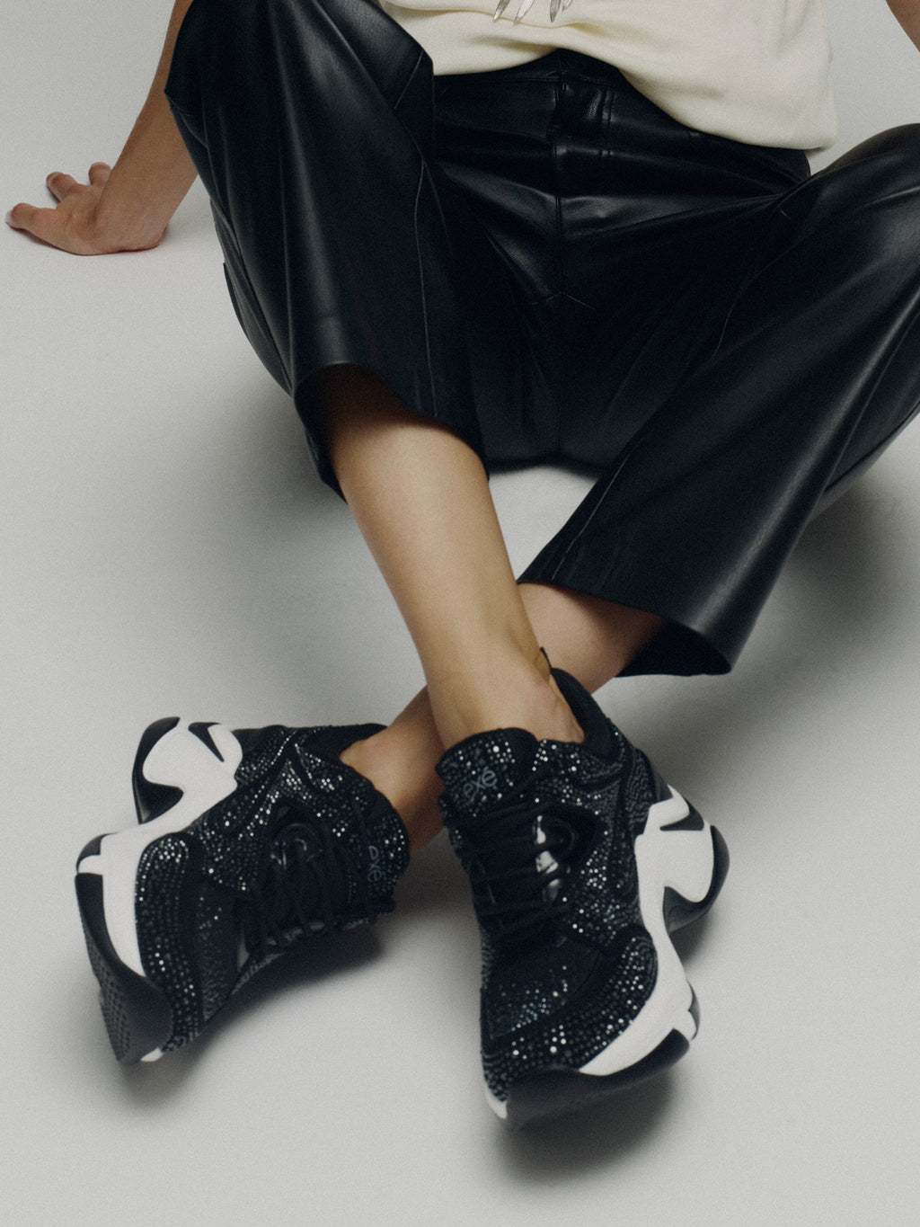 106-52EX21 STRASS BLACK WHT