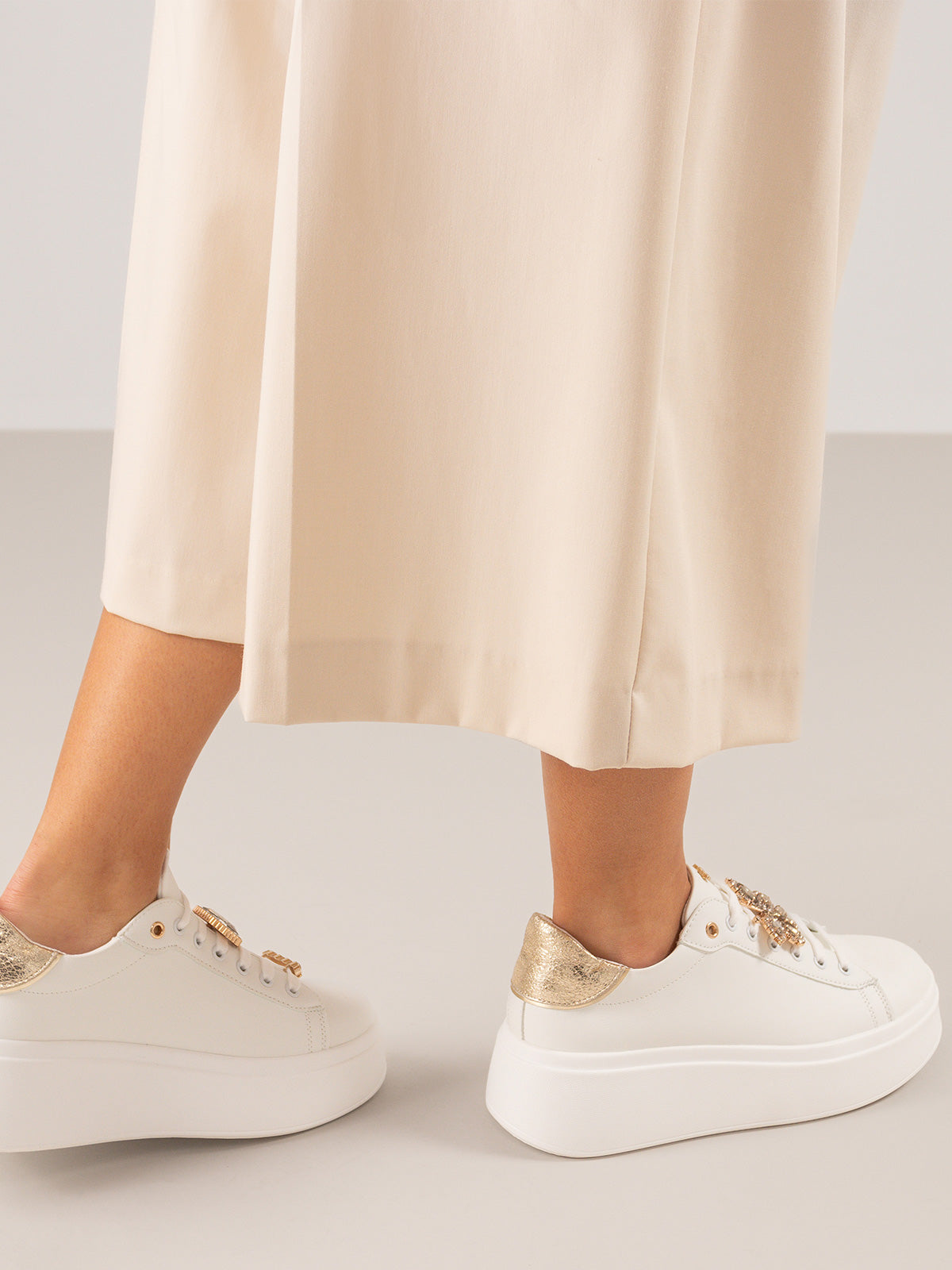 88-32-BUTTERFLY PU WHITE GOLD